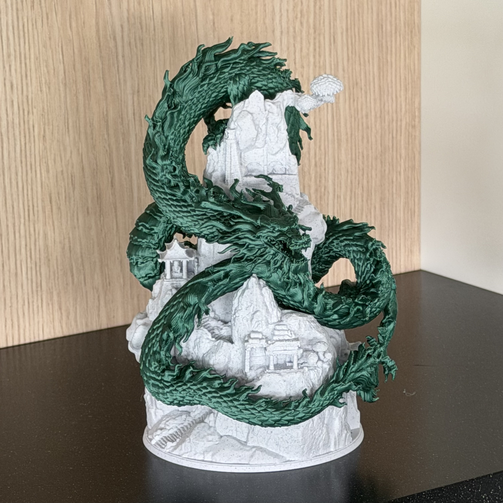 Groene draak op bergrots