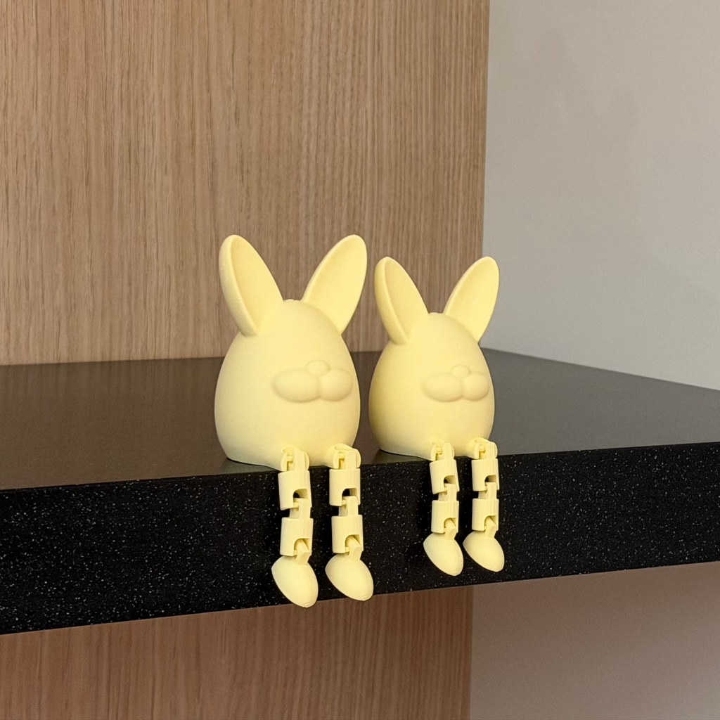 Paasei en paashaas met bungelende beentjes