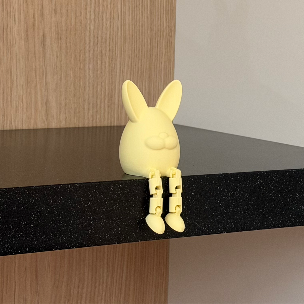 Paasei en paashaas met bungelende beentjes