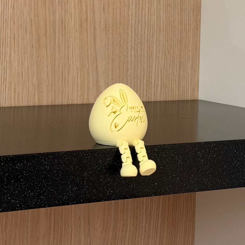 Paasei en paashaas met bungelende beentjes