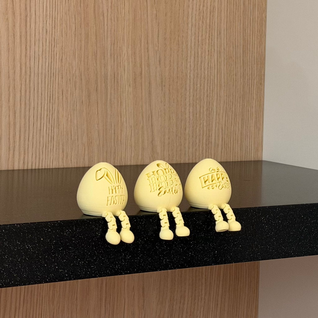 Paasei en paashaas met bungelende beentjes