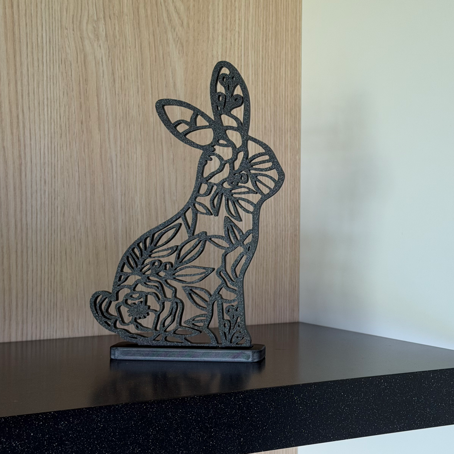 Paashaas Silhouette: De Elegantie van Smeedwerk