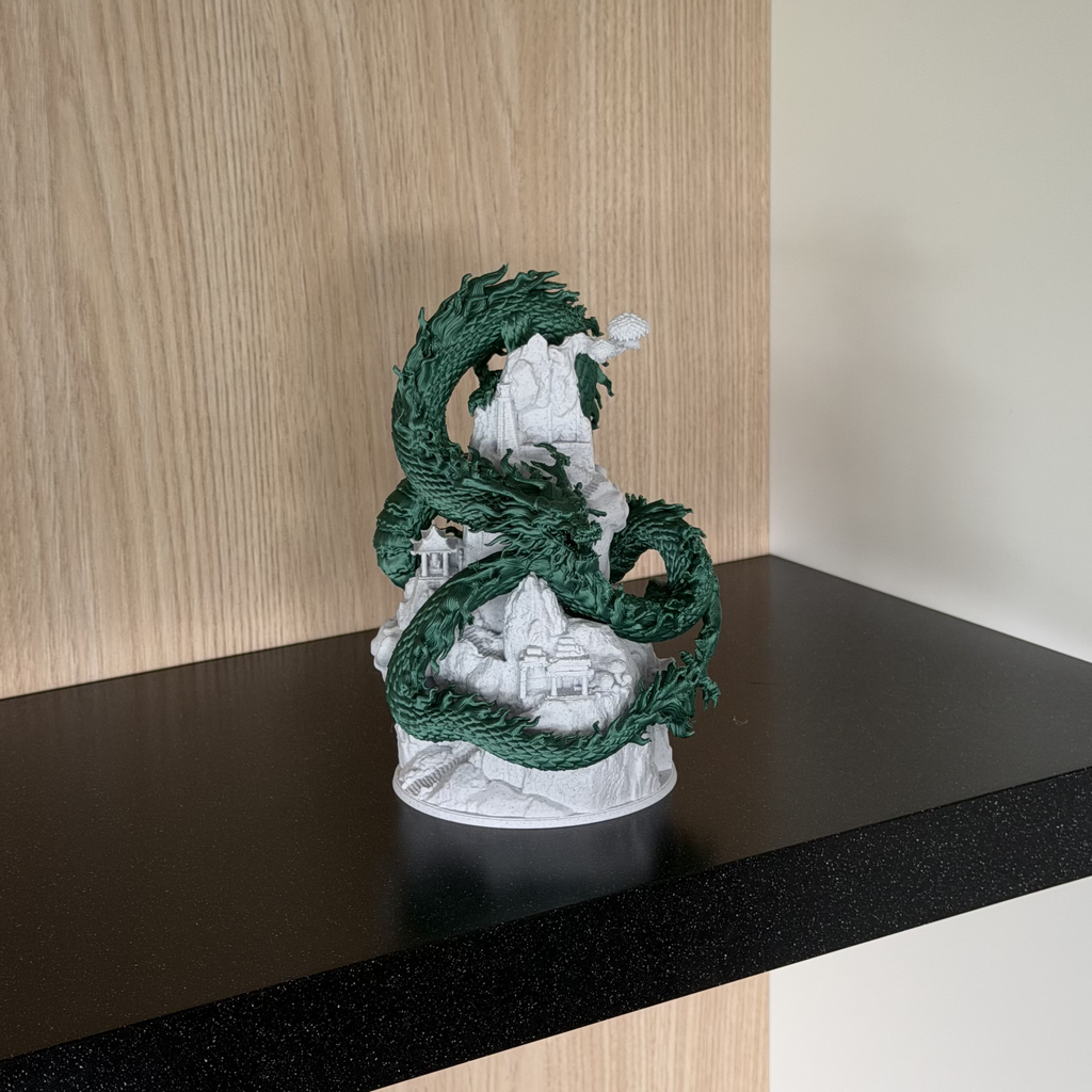 Groene draak op bergrots