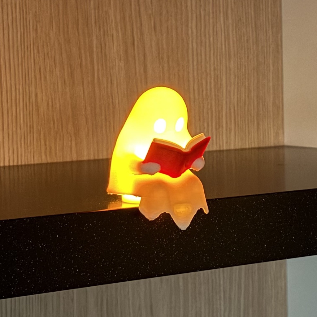 Lezend spookje met lichtje